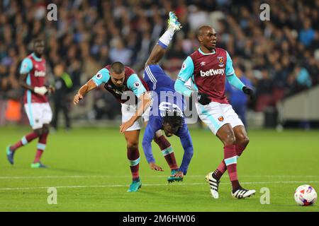 Michy Batshuayi von Chelsea wird von Winston Reid von West Ham United - West Ham United gegen Chelsea, EFL Football League Cup vierte Runde, The London Stadium, London - 26. Oktober 2016. Stockfoto