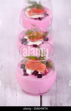 Rote Bete und Meerrettich-Mousse mit Lachs Stockfoto