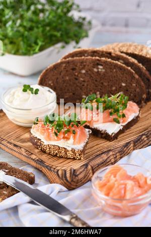 Microgreen Lachs-Sandwich Stockfoto