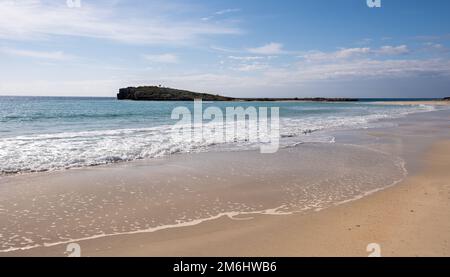 Idyllischer leerer goldener Sandstrand im Winter. Nissi Bay Beach, Ayia Napa, Zypern Stockfoto