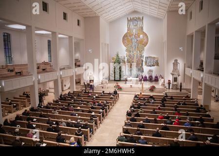 Stuttgart, Deutschland. 04. Januar 2023. Besucher sitzen in der Cathedral Church of St. Eberhard feiert ein päpstliches Requiem für Papst Emeritus Benedict XVI., der gestorben ist. Kredit: Christoph Schmidt/dpa/Alamy Live News Stockfoto