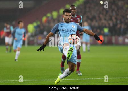 Sergio Aguero von Manchester City kontrolliert den Ball - West Ham United gegen Manchester City, FA Cup dritte Runde, The London Stadium, London - 6. Januar 2017. Stockfoto