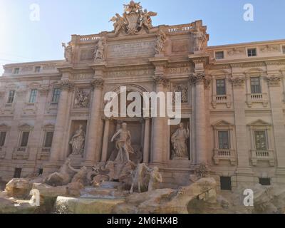 Ein herrlicher Blick auf den Trevi-Brunnen mit antiken Statuen in der Stadt Rom, Italien Stockfoto