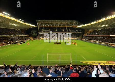 Aston Villa und Wolverhampton Spieler haben 1 Minuten Applaus für den Tod von Ex-Aston Villa / Wolves Manager Graham Taylor - Wolverhampton Wanderers / Aston Villa, Sky Bet Championship, Molineux, Wolverhampton - 14. Januar 2017. Stockfoto