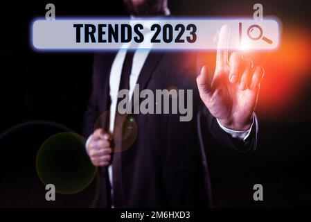 Zeichen mit Trendanzeige 2023. Konzept, das die vorherrschende Tendenz für das kommende Jahr bedeutet, wird online ausführlich diskutiert Stockfoto