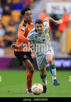 Wesley Hoolahan von Norwich City kommt vorbei an Hélder Costa von Wolverhampton Wanderers - Wolverhampton Wanderers gegen Norwich City, Sky Bet Championship, Molineux, Wolverhampton - 1. Oktober 2016. Stockfoto