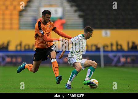 Wesley Hoolahan von Norwich City wird Romain Saiss von Wolverhampton Wanderers - Wolverhampton Wanderers gegen Norwich City, Sky Bet Championship, Molineux, Wolverhampton - 1. Oktober 2016. Stockfoto