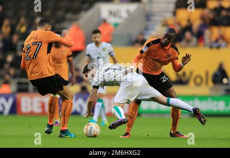 Prinz Oniangué von Wolverhampton Wanderers Fouls Robbie Brady von Norwich City - Wolverhampton Wanderers gegen Norwich City, Sky Bet Championship, Molineux, Wolverhampton - 1. Oktober 2016. Stockfoto