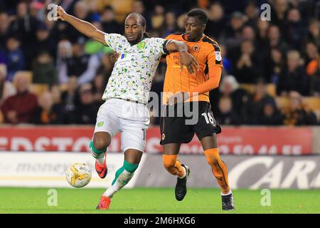 Cameron Jerome von Norwich City kämpft mit Dominic Iorfa von Wolverhampton Wanderers - Wolverhampton Wanderers gegen Norwich City, Sky Bet Championship, Molineux, Wolverhampton - 1. Oktober 2016. Stockfoto