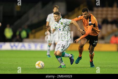 Wesley Hoolahan von Norwich City kommt vorbei an Romain Saiss von Wolverhampton Wanderers – Wolverhampton Wanderers gegen Norwich City, Sky Bet Championship, Molineux, Wolverhampton – 1. Oktober 2016. Stockfoto