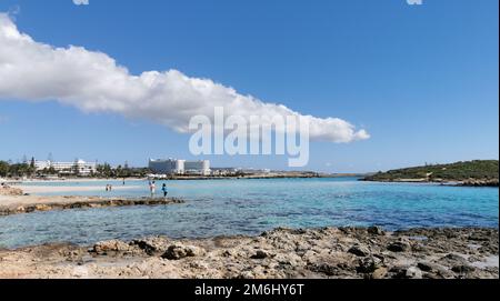 Touristen am leeren Strand tropischer Sandstrand. Nissi Beach Agia Napa, Zypern Stockfoto