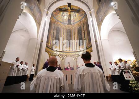 Hamburg, Deutschland. 04. Januar 2023. Erzbischof Stefan Heße (M) betet während eines päpstlichen Requiems für den verstorbenen Papst Benedikt XVI. In St. Marienkathedrale. Katholiken im Erzdiözese von Hamburg verabschieden sich mit einer Gedenkfeier vom ehemaligen Papst Benedikt XVI. Erzbischof Heße feierte das päpstliche Requiuem in St. Marienkathedrale zusammen mit seinem Vorgänger Thissen, dem Hilfsbischof Eberlein und dem ehemaligen Hilfsbischof Jaschke. Kredit: Marcus Brandt/dpa/Alamy Live News Stockfoto