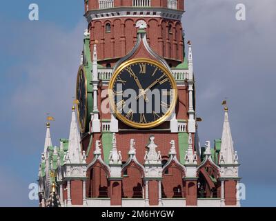 Moskauer Kreml-Hauptuhr namens Kuranti auf Spasskaya Tower Red Square. Stockfoto