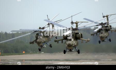 KUBINKA, RUSSLAND - 15. Mai 2021: Angriffshubschrauber Mil Mi-28, STRIZHI Aerobatic Team 30. Jubiläumsveranstaltung Stockfoto