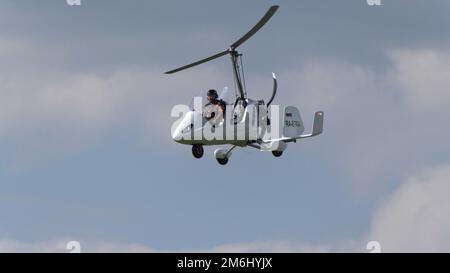 Balashikha Russland Schwarzer Flugplatz 22. Mai 2021: gyroplane Gyro Classic Demonstrationsflug das Sky Aviation Festival, Theorie und Stockfoto