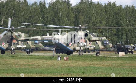 ZHUKOVSKY, RUSSLAND - 01. SEPTEMBER 2019: Demonstration des Mi-8-Hubschraubers der russischen Luftwaffe auf der MAKS-2019, Russland Stockfoto