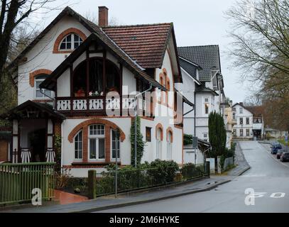 Bad Oeynhausen, Deutschland Dezember 31 2021 Ein schönes altes Wohnhaus aus dem 20. Jahrhundert in der deutschen Stadt Bad Oeynhausen Stockfoto