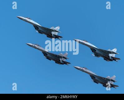 Moskau Russland Flugplatz Zhukovsky 25. Juli 2021: Aerobateams Falcons von Russland auf den Flugzeugen Su-35 der internationalen Luft- und Raumfahrt Stockfoto