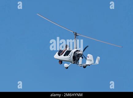 Balashikha Russland Schwarzer Flugplatz 22. Mai 2021: gyroplane Gyro Classic Demonstrationsflug das Sky Aviation Festival, Theorie und Stockfoto