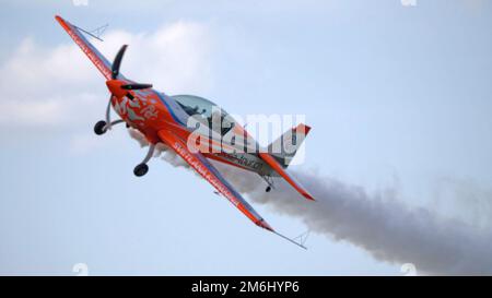 REGION MOSKAU, FLUGPLATZ CHERNOE 22. Mai 2021: Flugzeug Extra EA-300 das Sky Aviation Festival, Theorie und Praxis Stockfoto