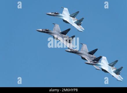 Moskau Russland Flugplatz Zhukovsky 25. Juli 2021: Aerobateams Falcons von Russland auf den Flugzeugen Su-35 der internationalen Luft- und Raumfahrt Stockfoto