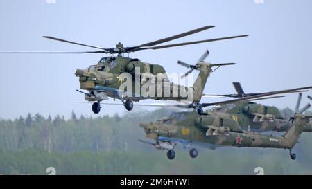 KUBINKA, RUSSLAND - 15. Mai 2021: Angriffshubschrauber Mil Mi-28, STRIZHI Aerobatic Team 30. Jubiläumsveranstaltung Stockfoto