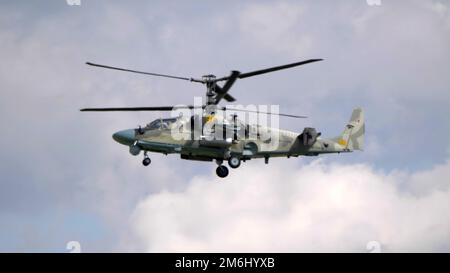 ZHUKOWSKY, RUSSLAND - 25. Juli 2021: Demonstration des Kamov Ka-52 Alligator-Angriffshubschraubers der russischen Luftwaffe bei MAKS- Stockfoto