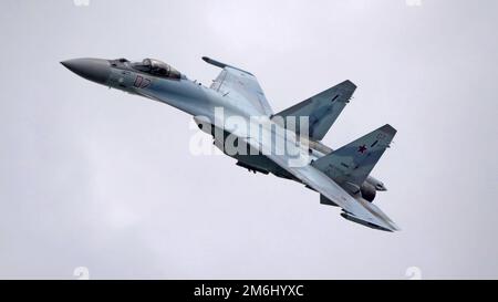 Moskau Russland Flugplatz Zhukovsky 25. Juli 2021: Aerobateams Falcons von Russland auf den Flugzeugen Su-35 der internationalen Luft- und Raumfahrt Stockfoto