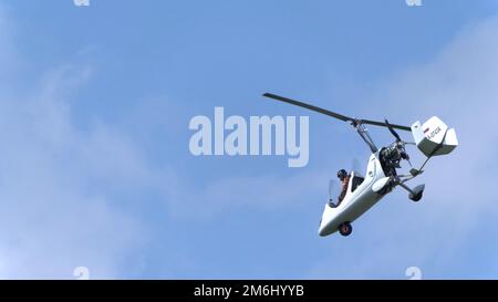 Balashikha Russland Schwarzer Flugplatz 22. Mai 2021: gyroplane Gyro Classic Demonstrationsflug das Sky Aviation Festival, Theorie und Stockfoto