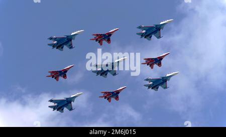 MOSKAU, RUSSLAND - 7. MAI 2021: Avia-Parade in Moskau. Gruppenjet-Kampfflugzeuge MiG-35 und Su-30 am Himmel auf der Parade of Victory Stockfoto