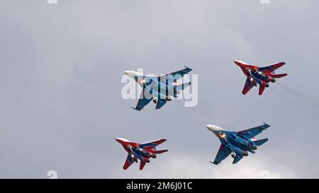 MOSKAU, RUSSLAND - 7. MAI 2021: Avia-Parade in Moskau. Gruppenjet-Kampfflugzeuge MiG-35 und Su-30 am Himmel auf der Parade of Victory Stockfoto