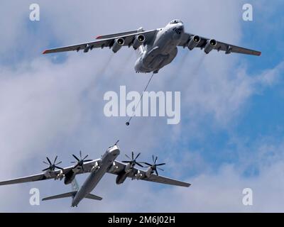 MOSKAU, RUSSLAND - 7. MAI 2021: Avia-Parade in Moskau. Tanker Iljuschin Il-78 und strategische Bomber- und Raketenplattform TU-95 in Th Stockfoto