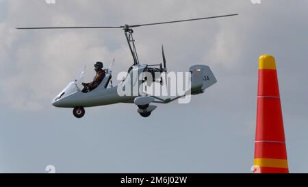 Balashikha Russland Schwarzer Flugplatz 22. Mai 2021: gyroplane Gyro Classic Demonstrationsflug das Sky Aviation Festival, Theorie und Stockfoto