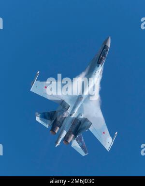 Moskau Russland Flugplatz Zhukovsky 25. Juli 2021: Aerobateams Falcons von Russland auf den Flugzeugen Su-35 der internationalen Luft- und Raumfahrt Stockfoto