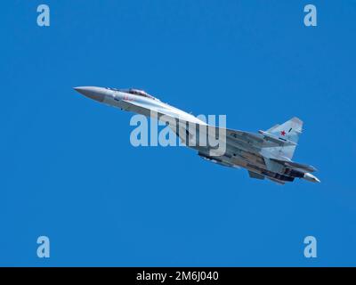 Moskau Russland Flugplatz Zhukovsky 25. Juli 2021: Aerobateams Falcons von Russland auf den Flugzeugen Su-35 der internationalen Luft- und Raumfahrt Stockfoto