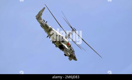 ZHUKOWSKY, RUSSLAND - 25. Juli 2021: Demonstration des Kamov Ka-52 Alligator-Angriffshubschraubers der russischen Luftwaffe bei MAKS- Stockfoto