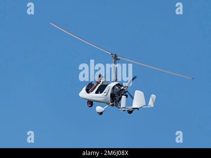 Balashikha Russland Schwarzer Flugplatz 22. Mai 2021: gyroplane Gyro Classic Demonstrationsflug das Sky Aviation Festival, Theorie und Stockfoto