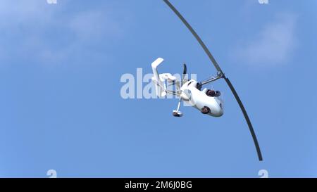 Balashikha Russland Schwarzer Flugplatz 22. Mai 2021: gyroplane Gyro Classic Demonstrationsflug das Sky Aviation Festival, Theorie und Stockfoto