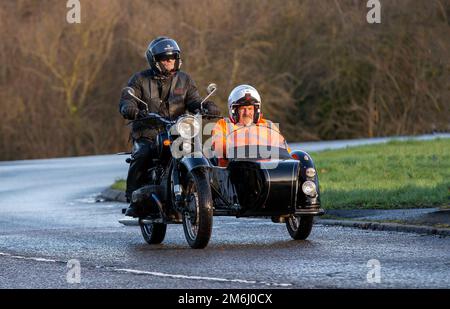 1971 klassisches schwarzes Ural-Motorrad und Beiwagen Stockfoto