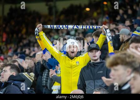 Leeds, Großbritannien. 04. Januar 2023. Leeds-Fans singen Marching On Together Pre Match *** während des Premier League-Spiels zwischen Leeds United und West Ham United in der Elland Road, Leeds, England am 4. Januar 2023. Foto von Simon Hall. Nur redaktionelle Verwendung, Lizenz für kommerzielle Verwendung erforderlich. Keine Verwendung bei Wetten, Spielen oder Veröffentlichungen von Clubs/Ligen/Spielern. Kredit: UK Sports Pics Ltd/Alamy Live News Stockfoto