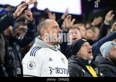 Leeds, Großbritannien. 04. Januar 2023. Leeds-Fans singen *** während des Premier League-Spiels zwischen Leeds United und West Ham United auf der Elland Road, Leeds, England am 4. Januar 2023. Foto von Simon Hall. Nur redaktionelle Verwendung, Lizenz für kommerzielle Verwendung erforderlich. Keine Verwendung bei Wetten, Spielen oder Veröffentlichungen von Clubs/Ligen/Spielern. Kredit: UK Sports Pics Ltd/Alamy Live News Stockfoto