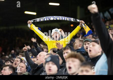 Leeds, Großbritannien. 04. Januar 2023. Leeds-Fans singen *** während des Spiels der Premier League zwischen Leeds United und West Ham United auf der Elland Road, Leeds, England am 4. Januar 2023. Foto von Simon Hall. Nur redaktionelle Verwendung, Lizenz für kommerzielle Verwendung erforderlich. Keine Verwendung bei Wetten, Spielen oder Veröffentlichungen von Clubs/Ligen/Spielern. Kredit: UK Sports Pics Ltd/Alamy Live News Stockfoto