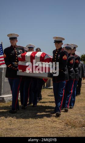 Marines mit Combat Logistics Battalion 453 und Site Support Lubbock, Lay Private Waldean Black in Perryton, Texas, 28. April 2022. Private Black war während des Angriffs auf Pearl Harbor an Bord der USS Oklahoma und wurde in einem Massengrab nicht identifiziert, bis jüngste DNA-Tests seine Identität bestätigten und er nach Hause zu seiner Familie in Perryton, Texas, gebracht wurde. Stockfoto