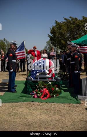 Marines mit Combat Logistics Battalion 453 und Site Support Lubbock, Lay Private Waldean Black in Perryton, Texas, 28. April 2022. Private Black war während des Angriffs auf Pearl Harbor an Bord der USS Oklahoma und wurde in einem Massengrab nicht identifiziert, bis jüngste DNA-Tests seine Identität bestätigten und er nach Hause zu seiner Familie in Perryton, Texas, gebracht wurde. Stockfoto