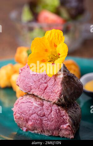 Steak mit Kroketten auf Holz Stockfoto