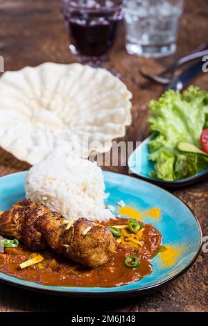 Indisches Hühnchen Tikka Masala auf Holz Stockfoto