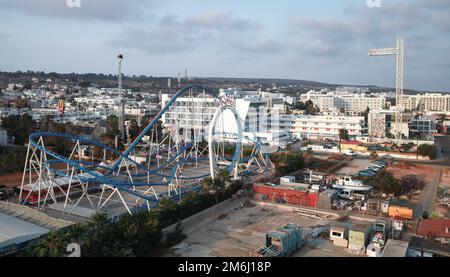 Ayia Napa, Zypern - 13. Juni 2018: Ayia Napa Resort Stadt aus der Vogelperspektive. Zypern Stockfoto