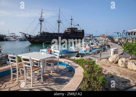 Ayia Napa, Zypern - 11. Juni 2018: Agia Napa Marina. Kleine griechische Fischerboote liegen im Hafen vor Stockfoto