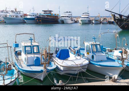 Ayia Napa, Zypern - 11. Juni 2018: Blaue weiße Fischerboote sind im Yachthafen von Agia Napa verankert Stockfoto