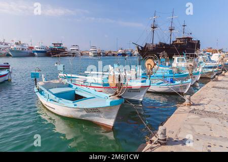 Ayia Napa, Zypern - 11. Juni 2018: Blick auf den Yachthafen von Agia Napa an einem sonnigen Tag mit festgemachten bunten Vergnügungs- und Fischerbooten Stockfoto